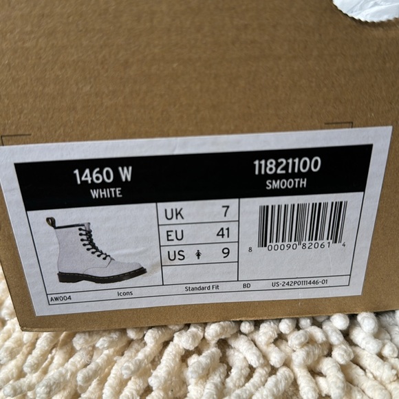 Dr. Marten Combat - THE ORIGINAL. STILL NEW! 1460 SMOOTH LEATHER LACE UP BOOTS - Picture 7 of 17